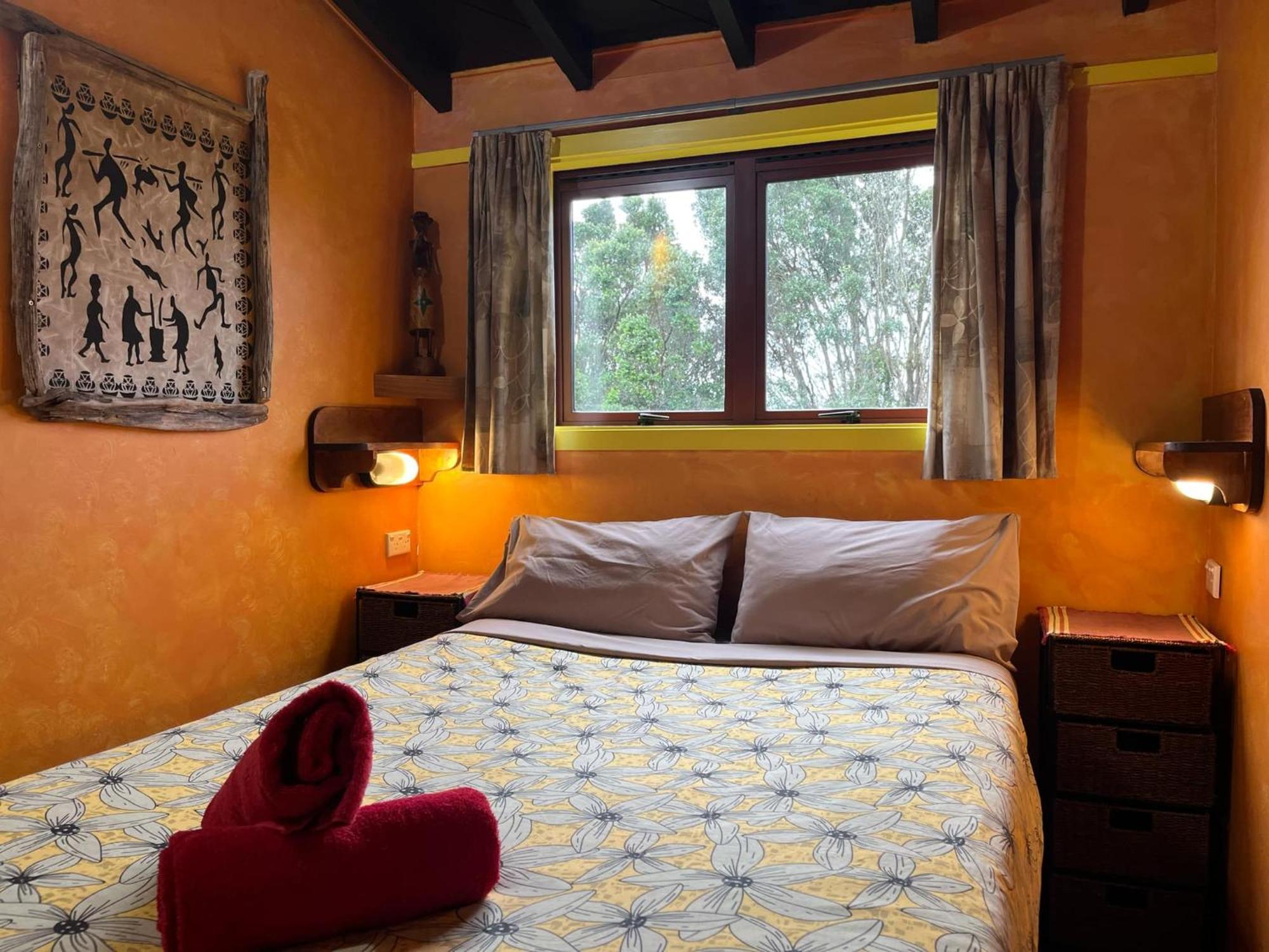 โกลบอล วิลเลจ ทราเวลเลอร์ ลอดจ์ Hostel เกรย์เมาท์ ภายนอก รูปภาพ A bedroom at the Treehouse