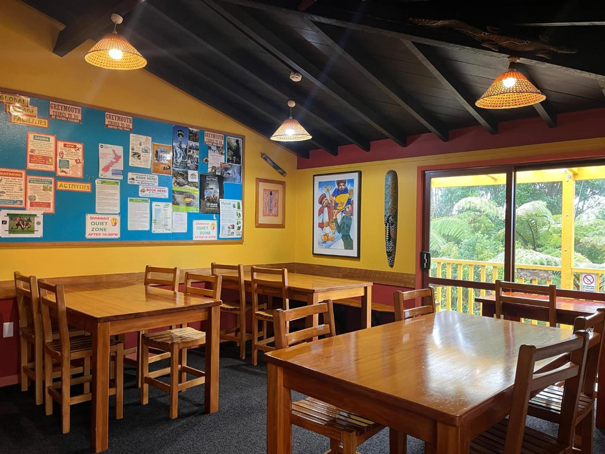 โกลบอล วิลเลจ ทราเวลเลอร์ ลอดจ์ Hostel เกรย์เมาท์ ภายนอก รูปภาพ The interior of the cafe at the centre
