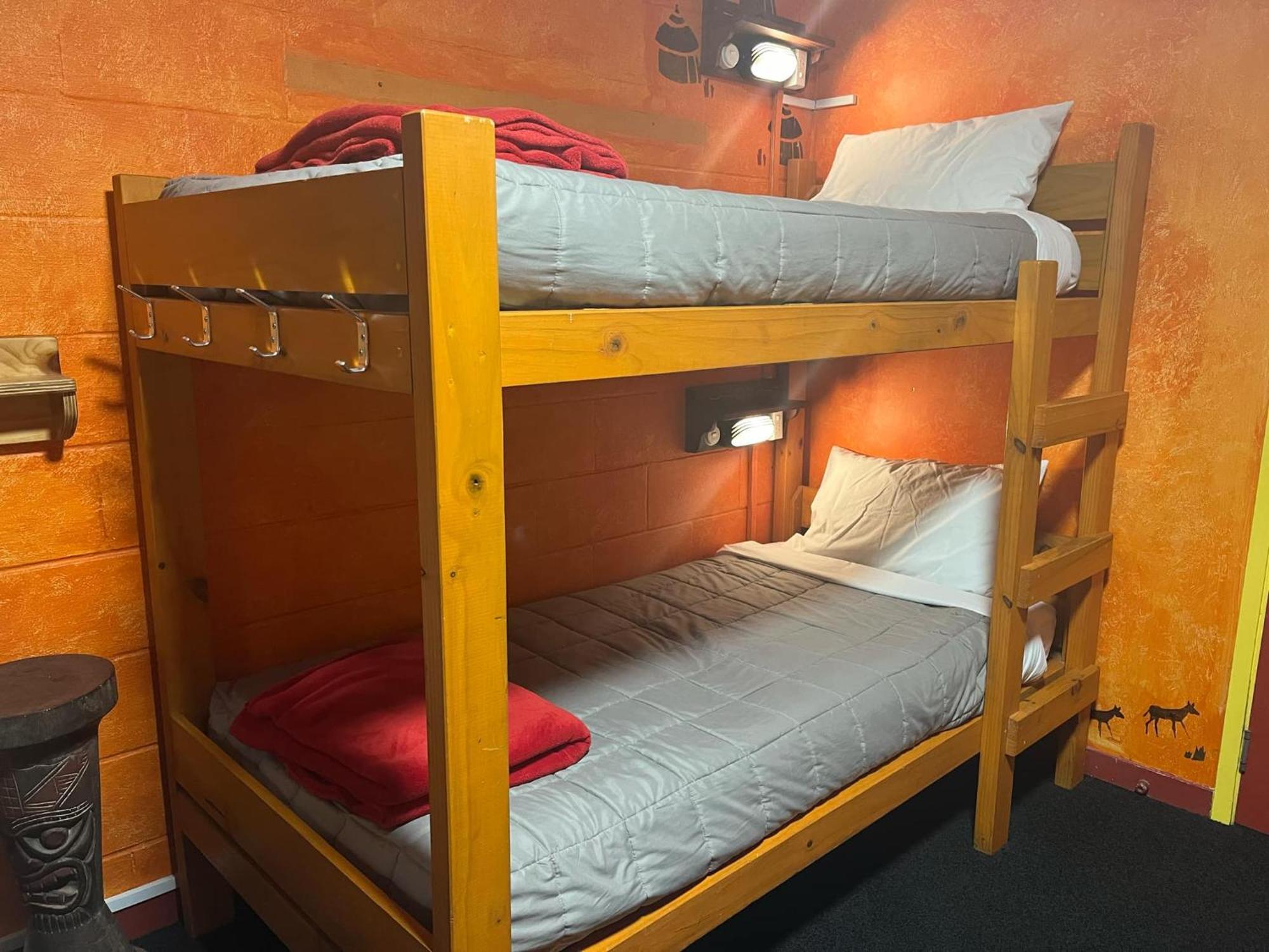 โกลบอล วิลเลจ ทราเวลเลอร์ ลอดจ์ Hostel เกรย์เมาท์ ภายนอก รูปภาพ A bunk bed