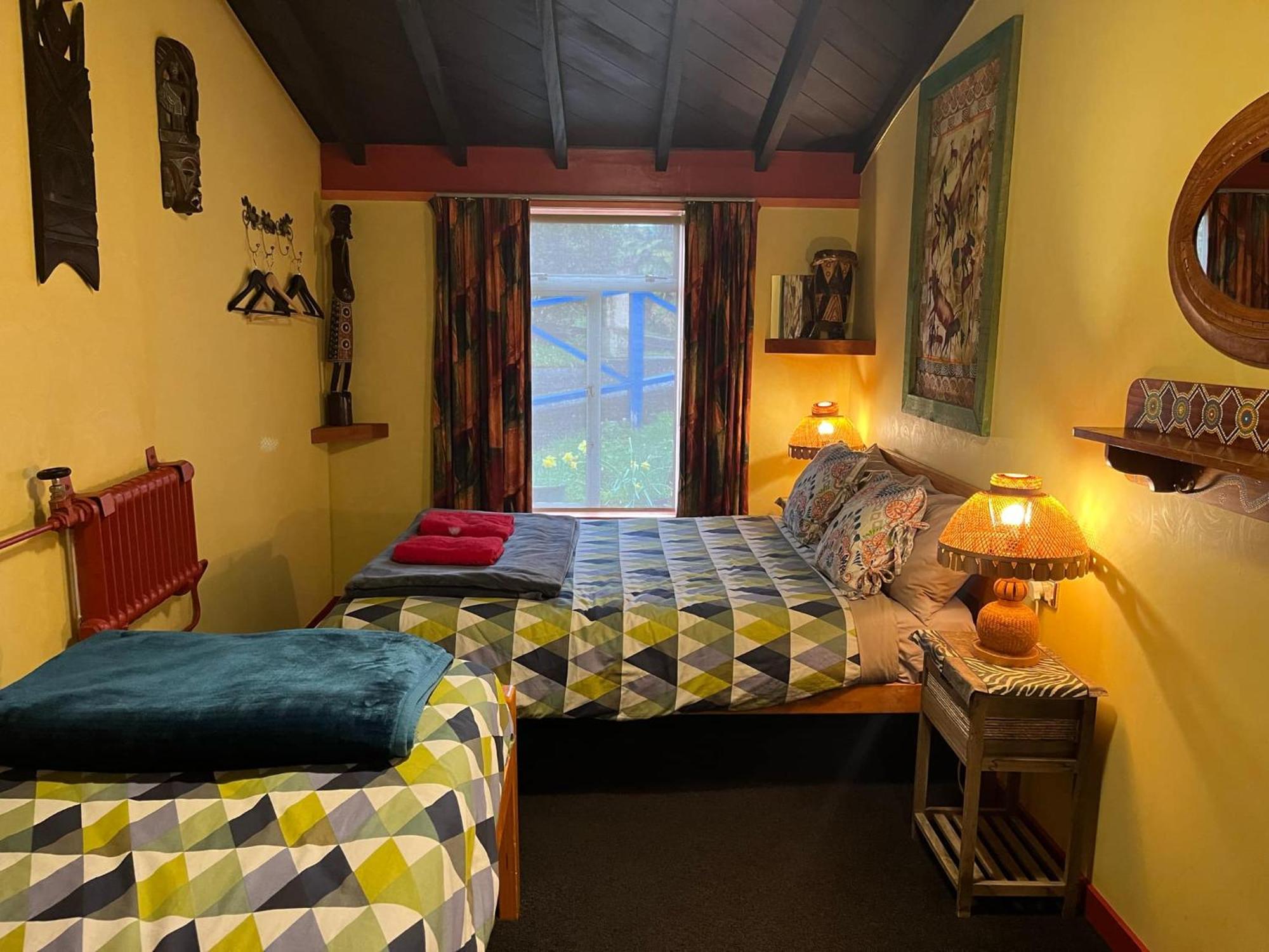 โกลบอล วิลเลจ ทราเวลเลอร์ ลอดจ์ Hostel เกรย์เมาท์ ภายนอก รูปภาพ The bedroom at the Old School House