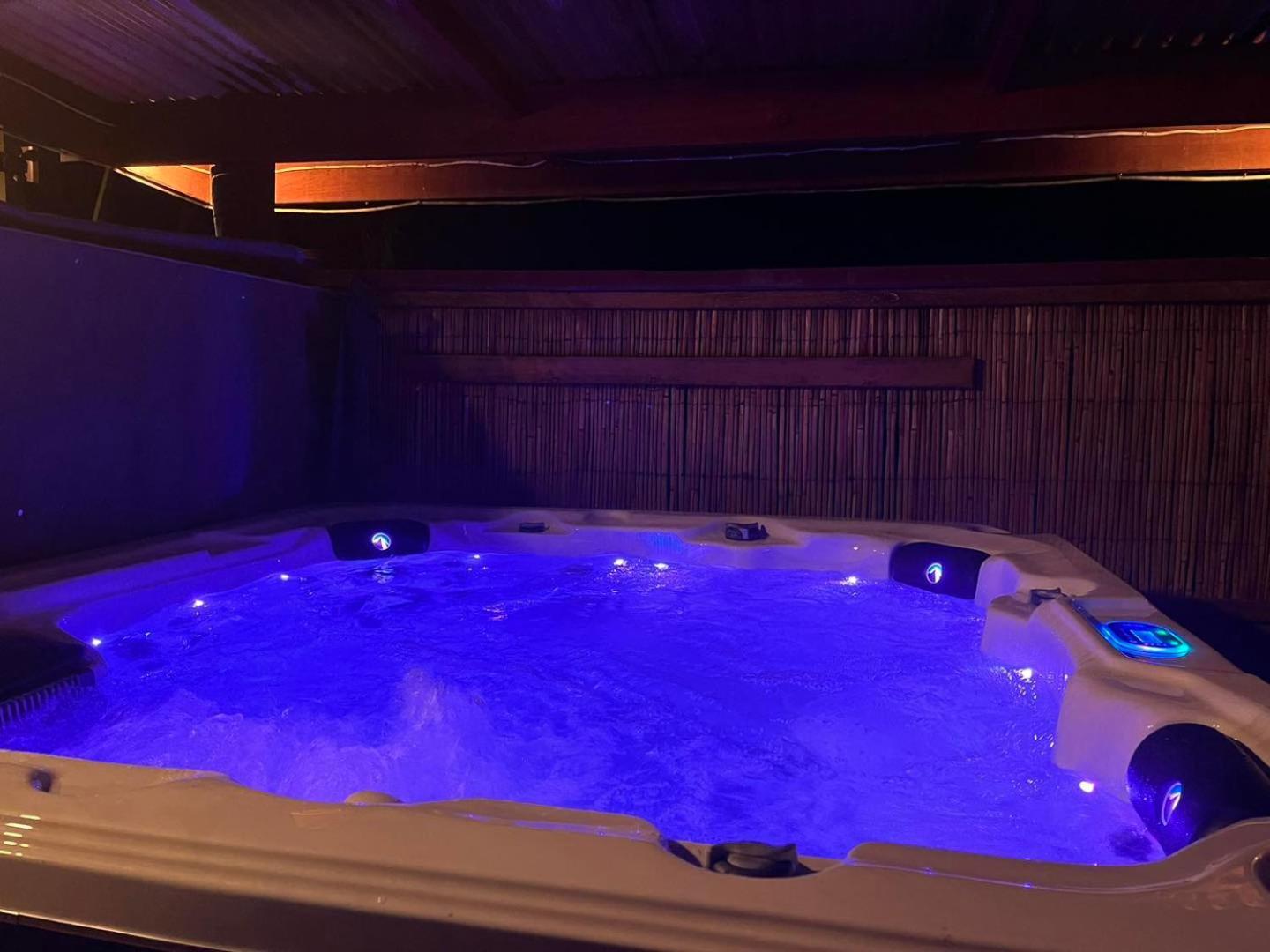 โกลบอล วิลเลจ ทราเวลเลอร์ ลอดจ์ Hostel เกรย์เมาท์ ภายนอก รูปภาพ A hot tub with blue lighting