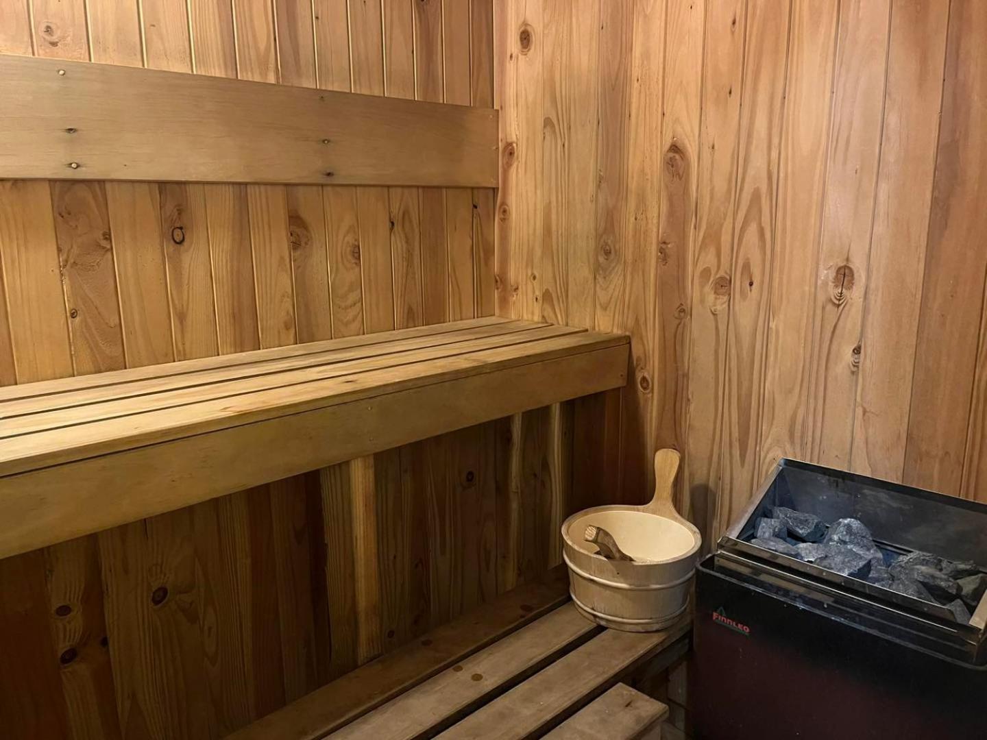 โกลบอล วิลเลจ ทราเวลเลอร์ ลอดจ์ Hostel เกรย์เมาท์ ภายนอก รูปภาพ Interior of a Finnish sauna