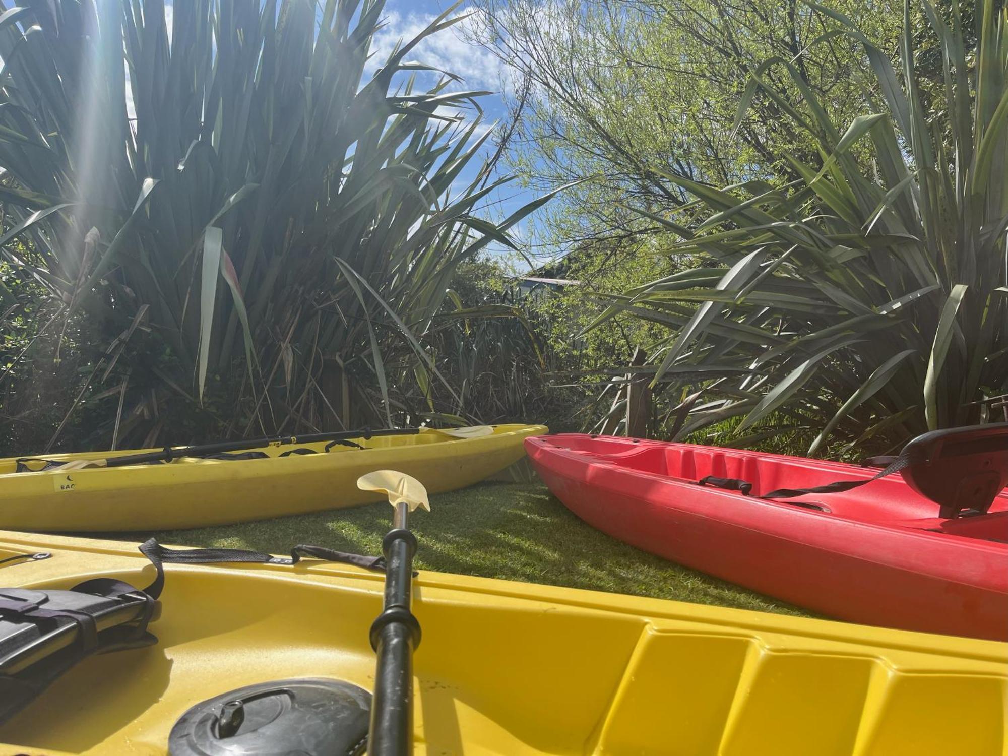โกลบอล วิลเลจ ทราเวลเลอร์ ลอดจ์ Hostel เกรย์เมาท์ ภายนอก รูปภาพ Kayaks at the start of the trip