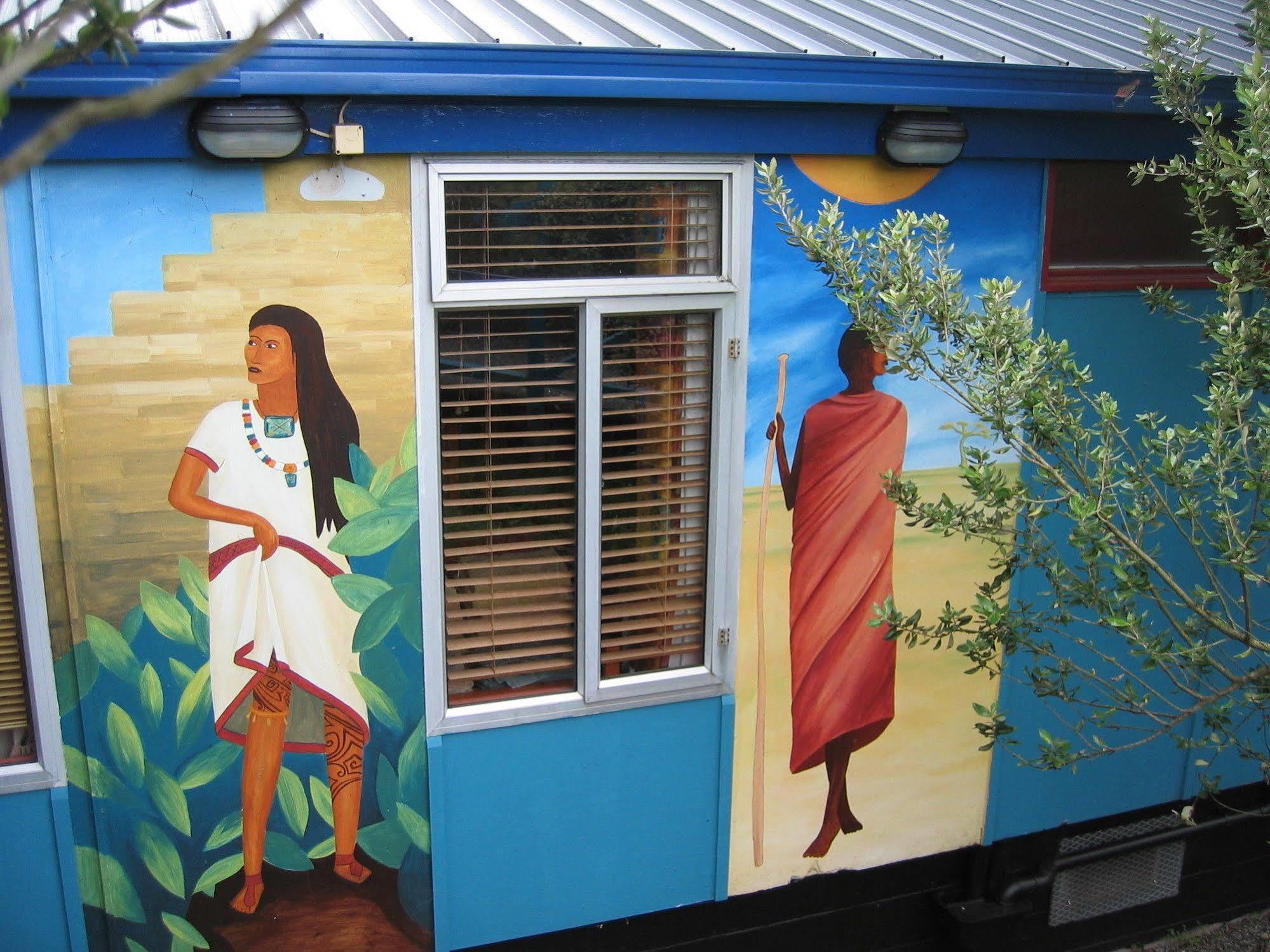 โกลบอล วิลเลจ ทราเวลเลอร์ ลอดจ์ Hostel เกรย์เมาท์ ภายนอก รูปภาพ Mural at the International Center
