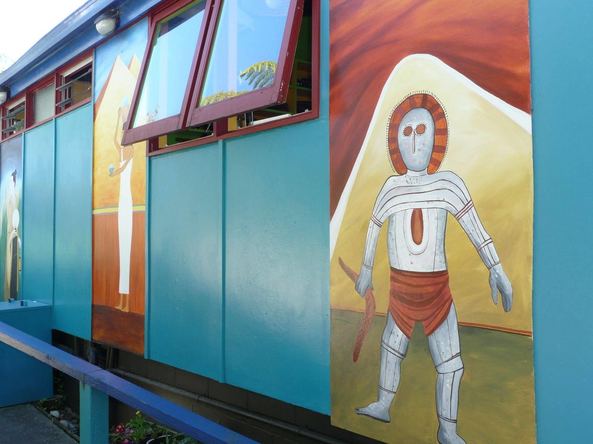 โกลบอล วิลเลจ ทราเวลเลอร์ ลอดจ์ Hostel เกรย์เมาท์ ภายนอก รูปภาพ The Tin Man, a character from The Wizard of Oz, is depicted on the side of the Tin Man Motel in Clinesville, Texas.