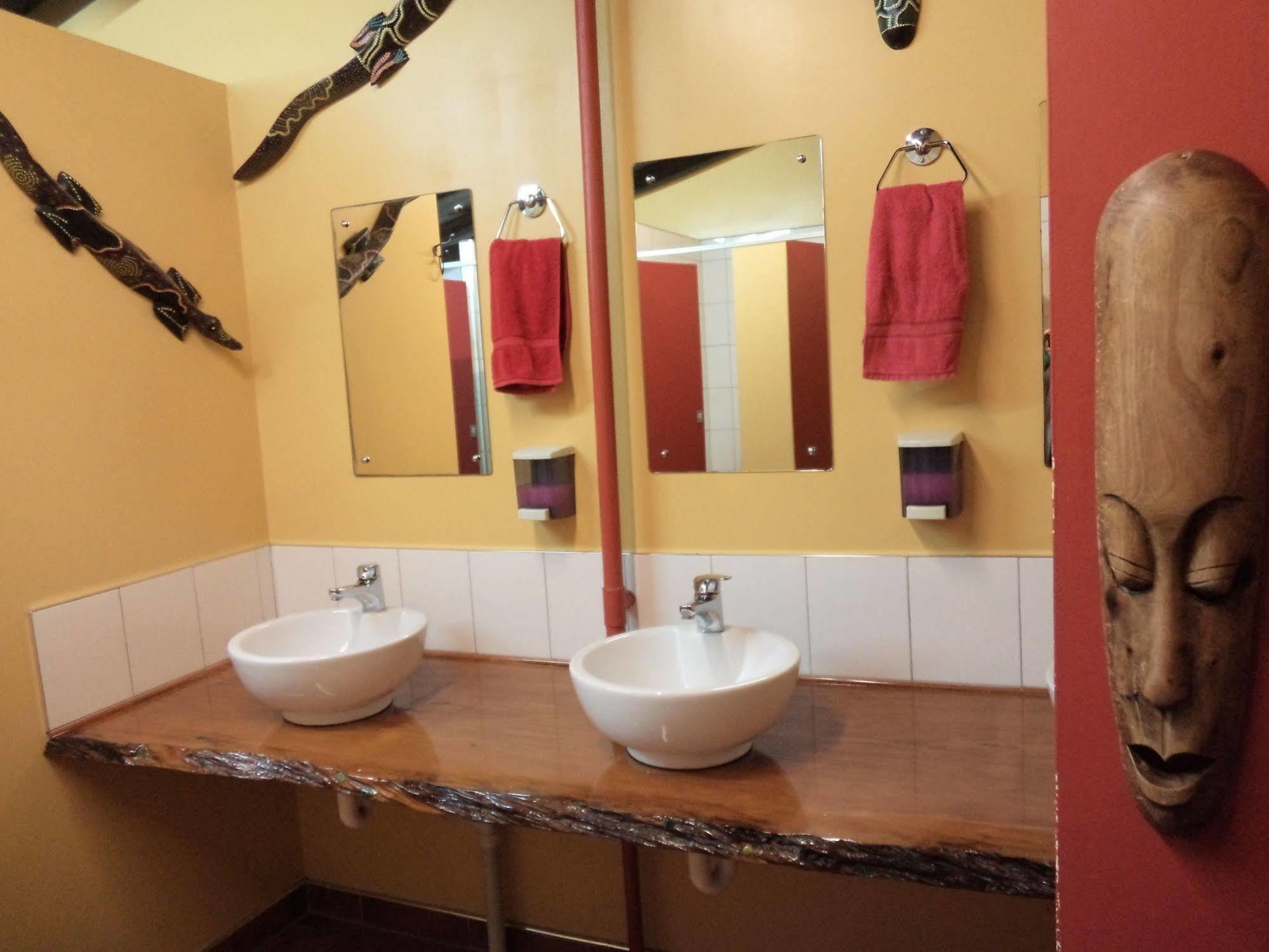 โกลบอล วิลเลจ ทราเวลเลอร์ ลอดจ์ Hostel เกรย์เมาท์ ภายนอก รูปภาพ Bathroom at the hotel