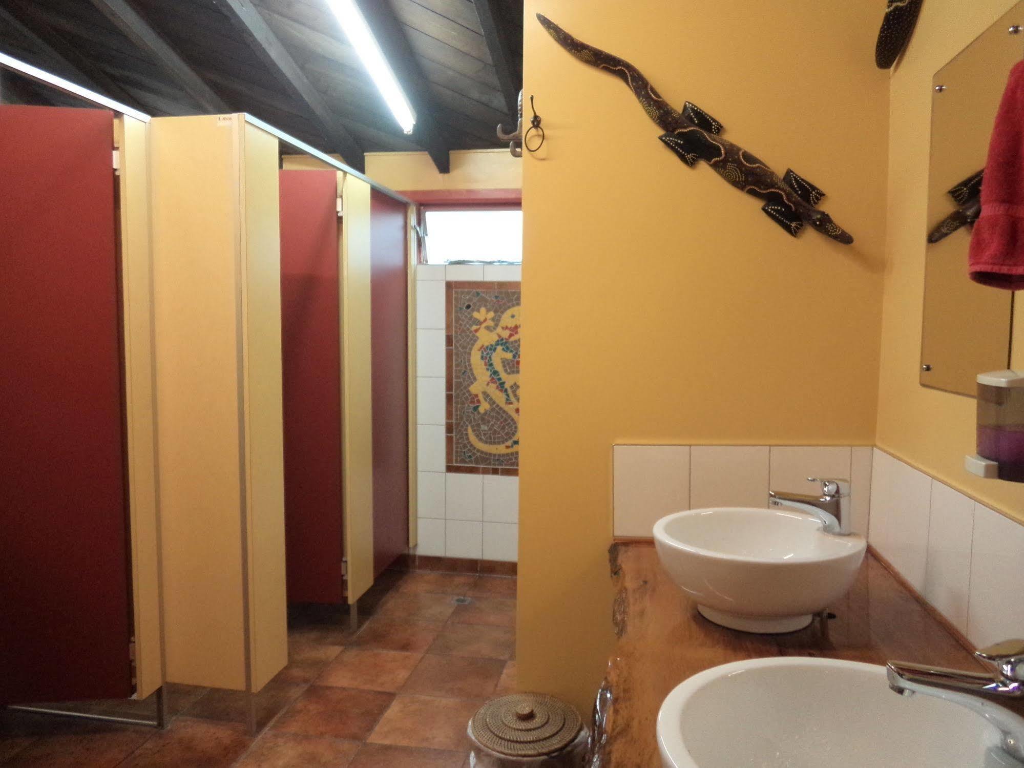 โกลบอล วิลเลจ ทราเวลเลอร์ ลอดจ์ Hostel เกรย์เมาท์ ภายนอก รูปภาพ Bathroom in a hostel