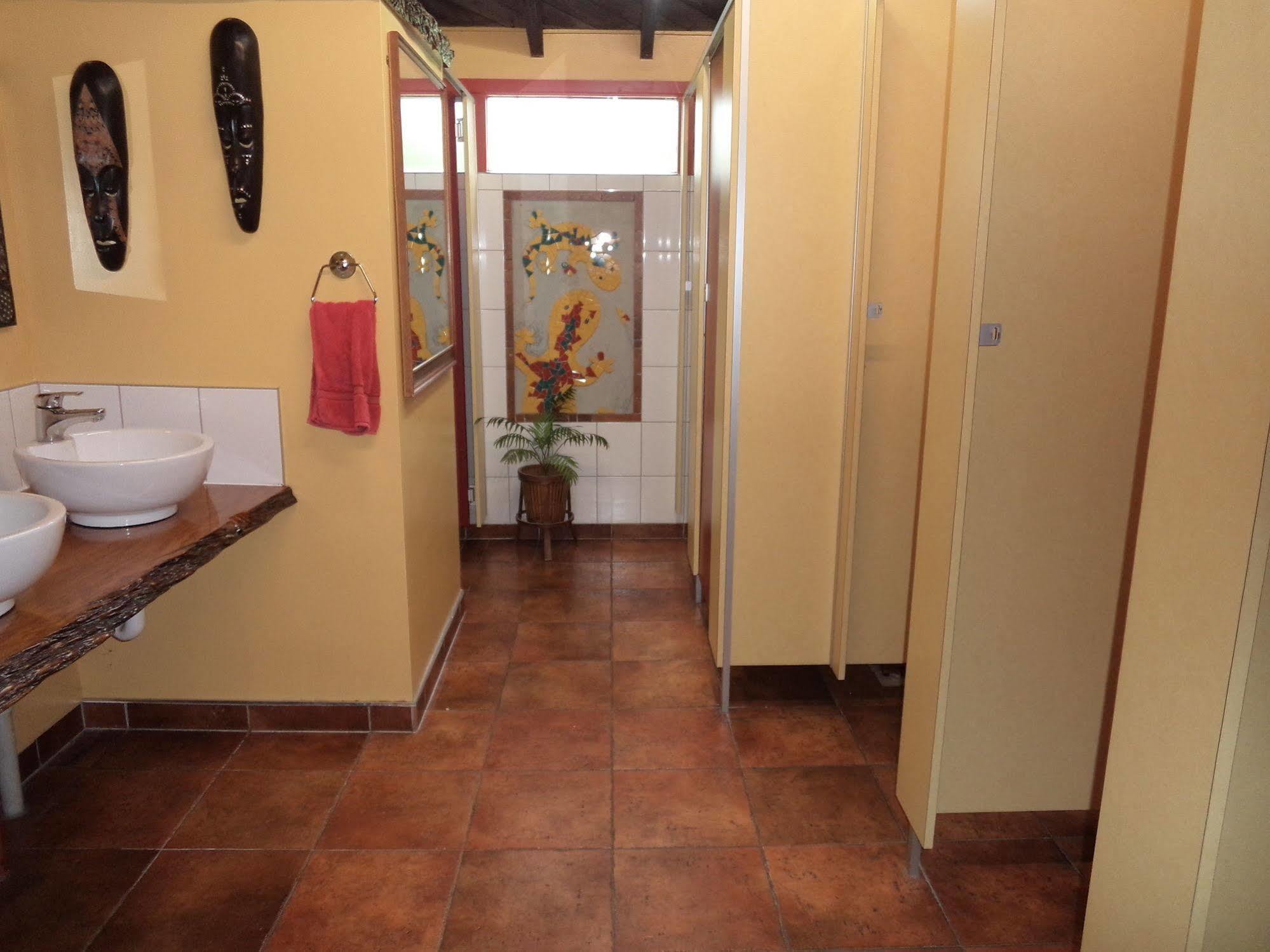 โกลบอล วิลเลจ ทราเวลเลอร์ ลอดจ์ Hostel เกรย์เมาท์ ภายนอก รูปภาพ A shower room