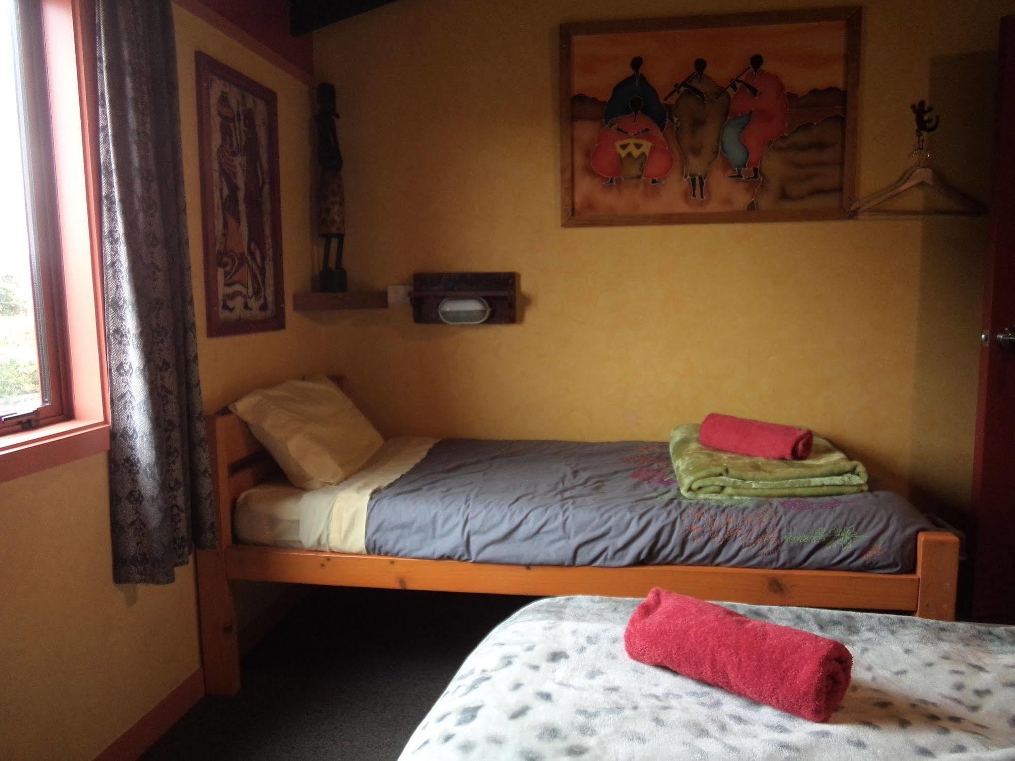 โกลบอล วิลเลจ ทราเวลเลอร์ ลอดจ์ Hostel เกรย์เมาท์ ภายนอก รูปภาพ A single bed in a hostel room
