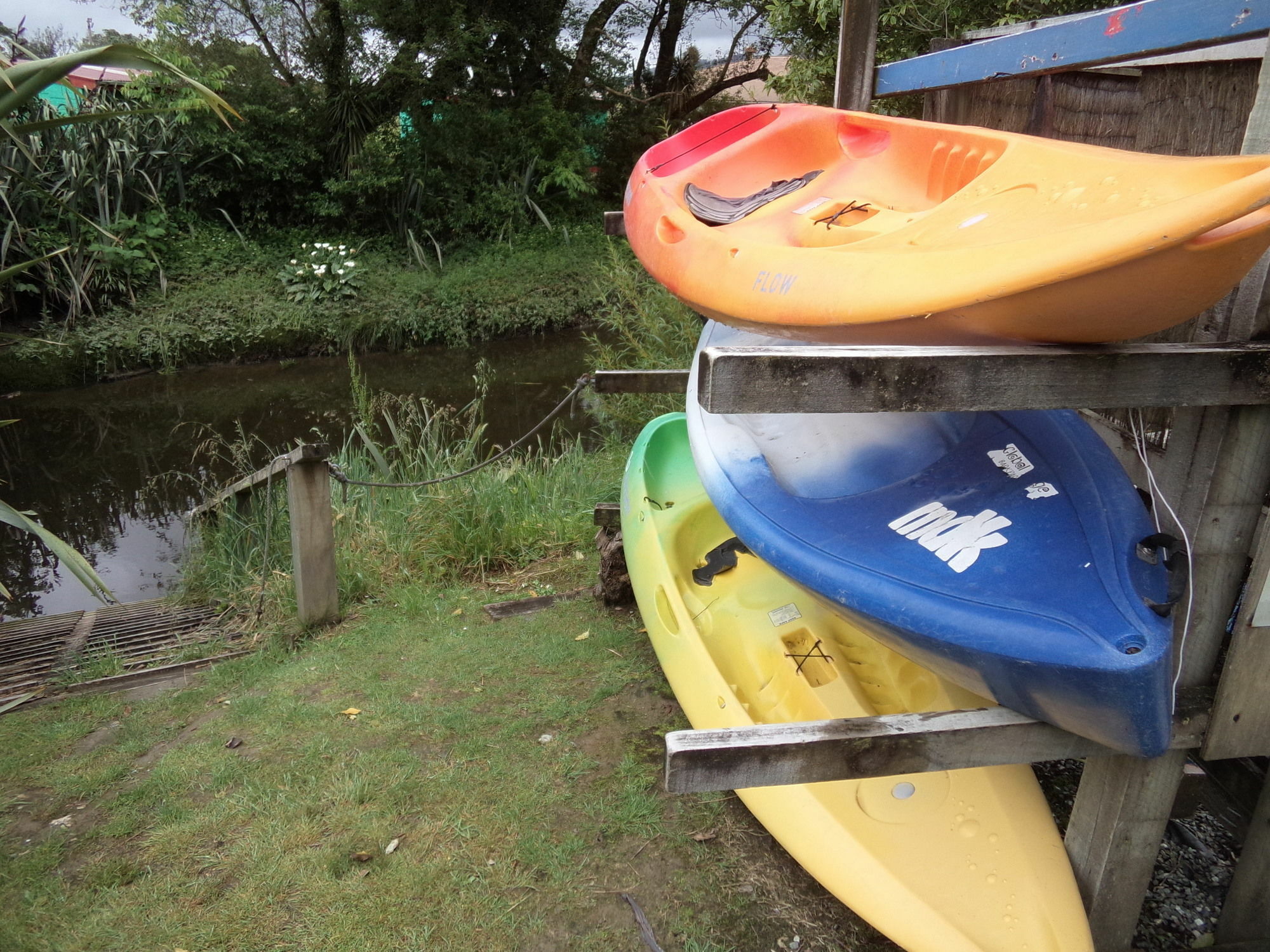 โกลบอล วิลเลจ ทราเวลเลอร์ ลอดจ์ Hostel เกรย์เมาท์ ภายนอก รูปภาพ Kayaks at the start of the trip at the boat ramp at the end of the road